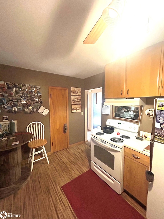 205 N Lincoln Ave, Graettinger, IA 51342 - photo 2