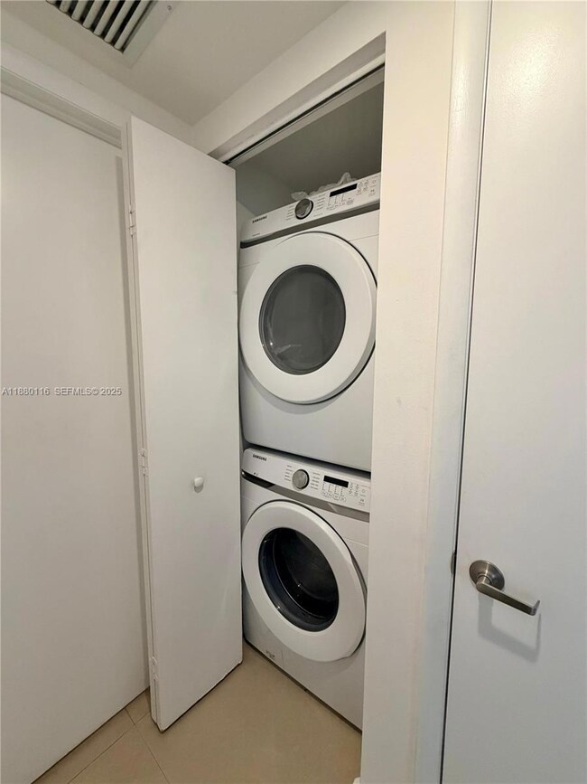 Icon Brickell Tower 2 unit 1607, Miami, FL 33131 - photo 5