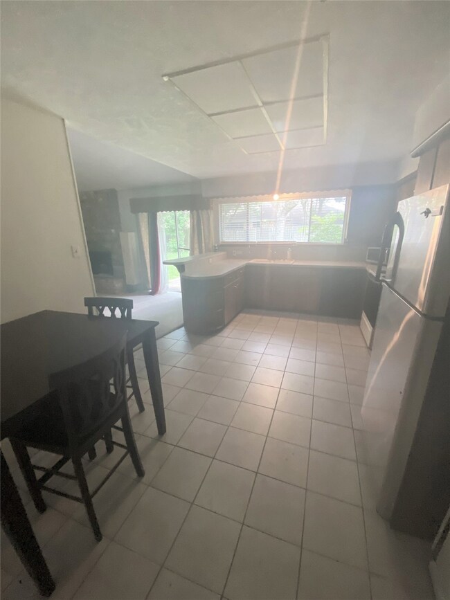 10315 Kirkhill Dr, Houston, TX 77089 - photo 4