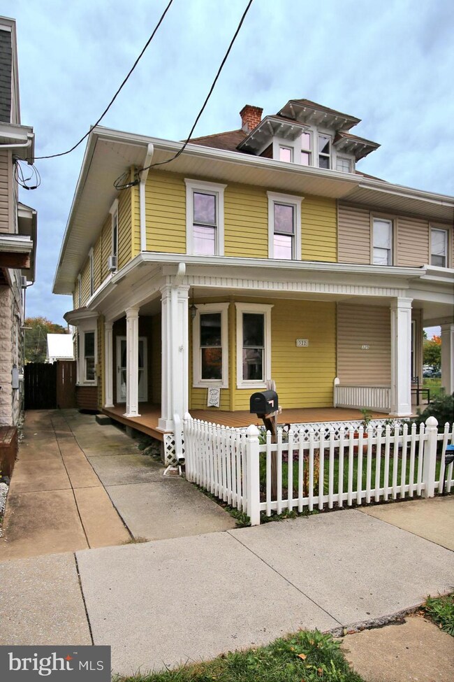 322 E Cherry St, Palmyra, PA 17078 - photo 2