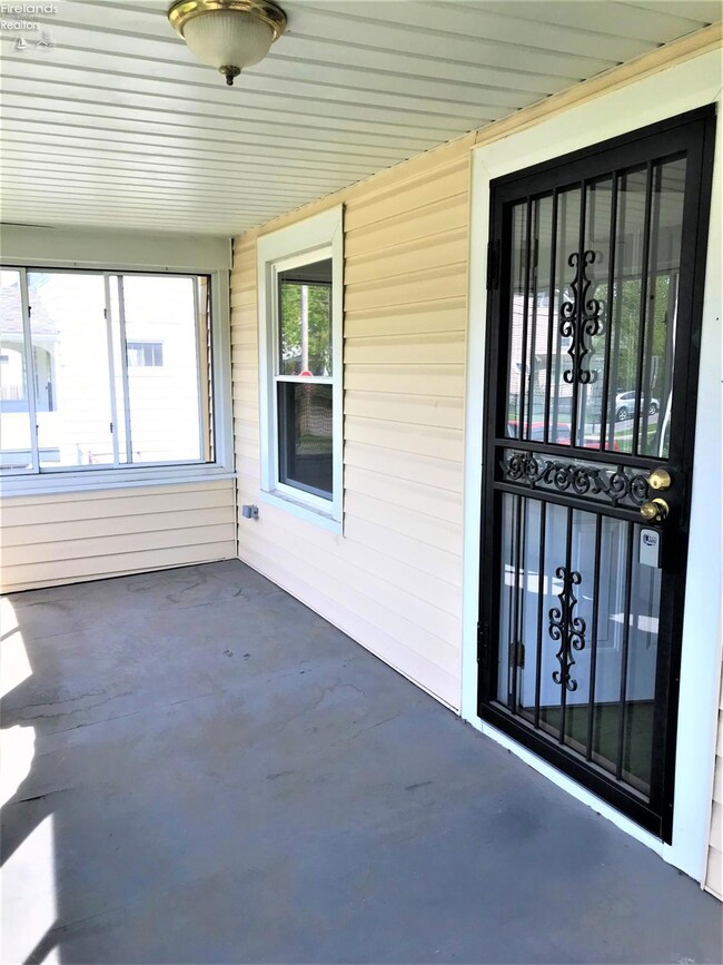 2305 E 33rd St, Lorain, OH 44055 - photo 5