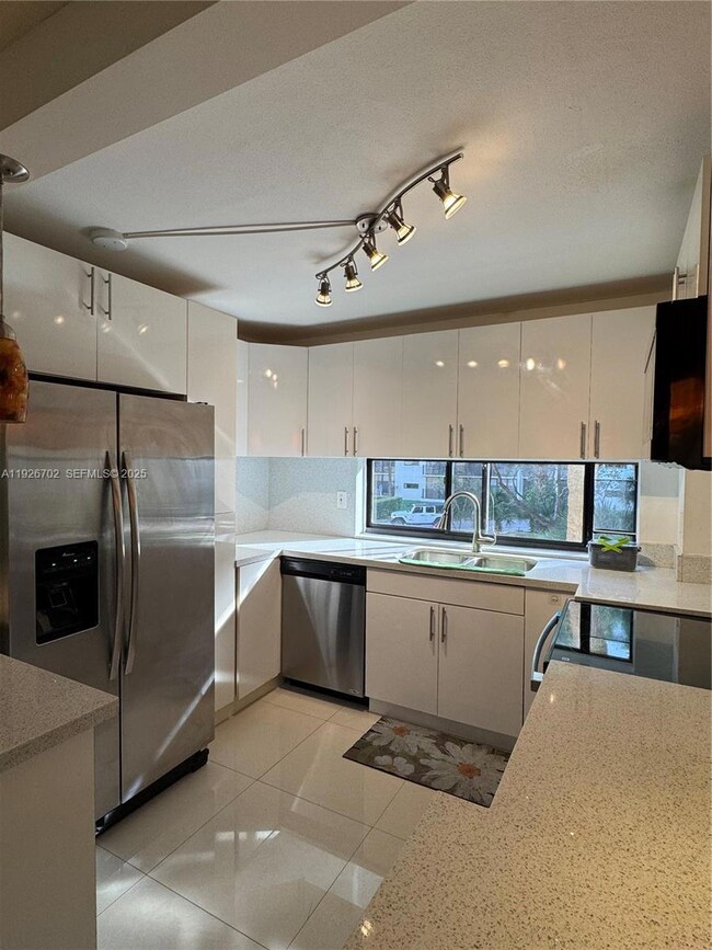 Plaza of the Americas unit 226, Sunny Isles Beach, FL 33160 - photo 2
