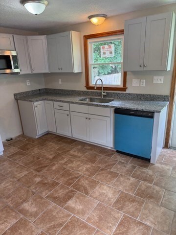 58-60 Pendleton Ave, Springfield, MA 01109 - photo 4