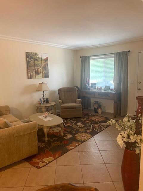 LIVING ROOM - DEANNE