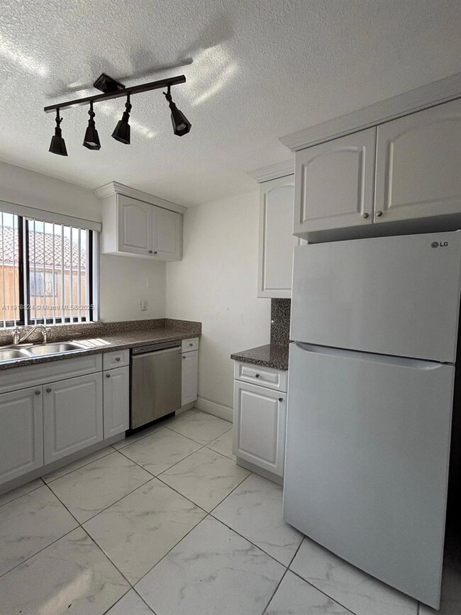 2740 W 61st St unit 204, Hialeah, FL 33016 - photo 5