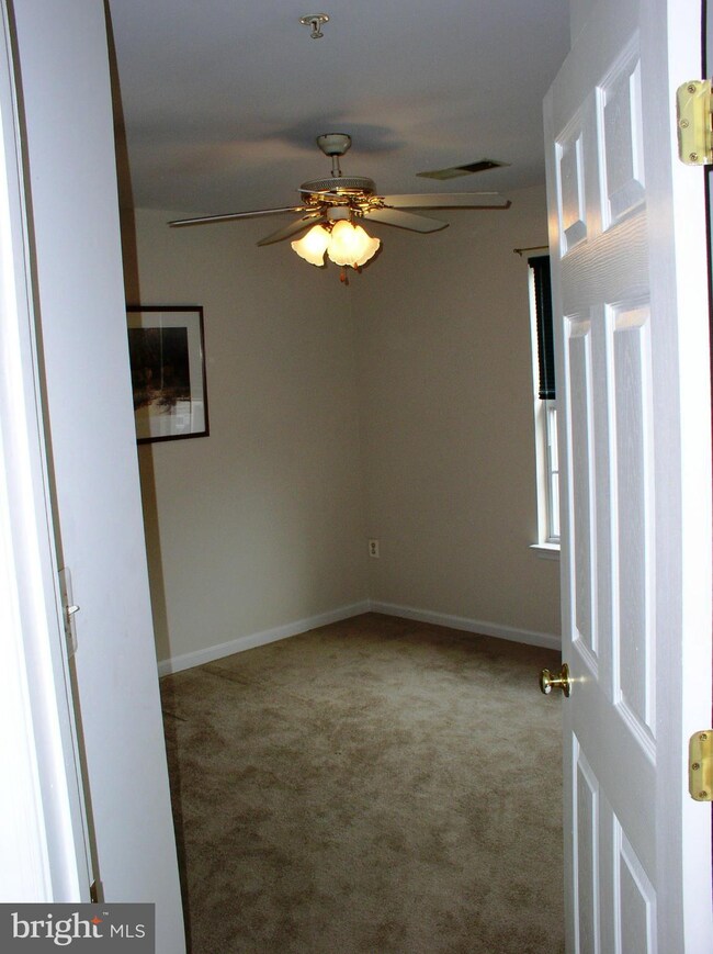 21057 Sojourn Ct, Germantown, MD 20876 - photo 7