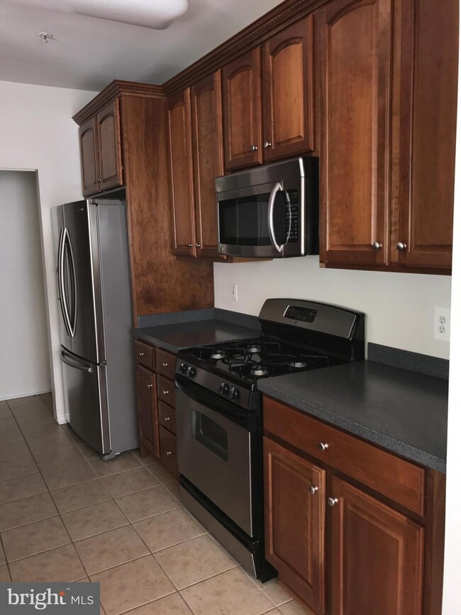 13067 Marcey Creek Rd, Herndon, VA 20171 - photo 2