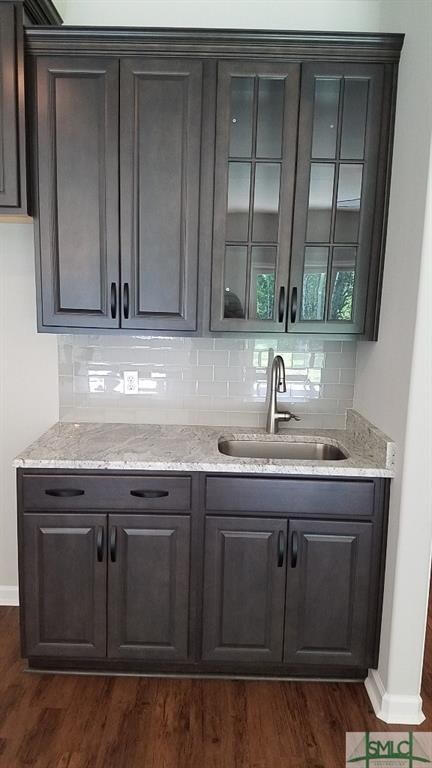 Vegetable Sink and Glass Cabinet Uppers