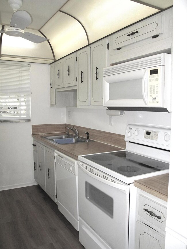 1162 Circle Dr unit B, Delray Beach, FL 33445 - photo 4