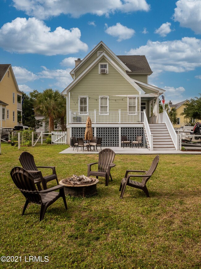 Relax around Firepit