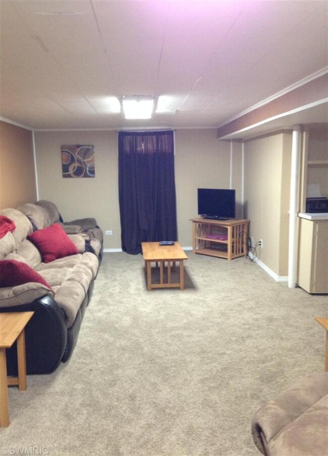 328 N Locust St, Wayland, MI 49348 - photo 3