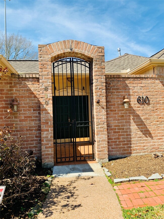 610 Briar Hill Dr, Houston, TX 77042 - photo 2