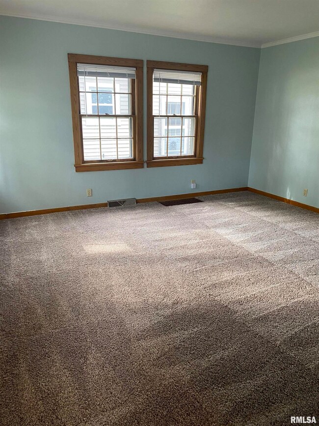 2109 4th St, Moline, IL 61265 - photo 3