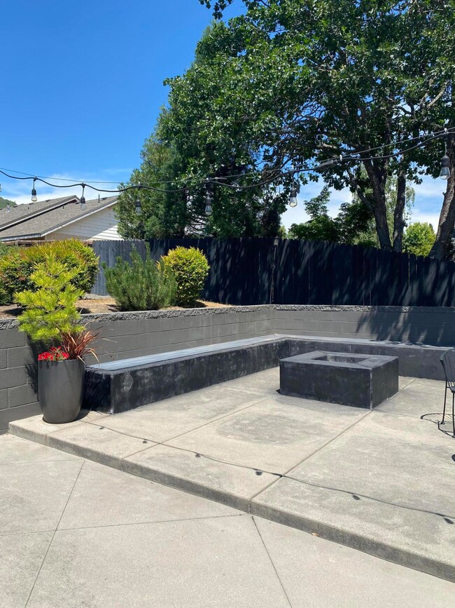 619 3rd St, Rogue River, OR 97537 - photo 2