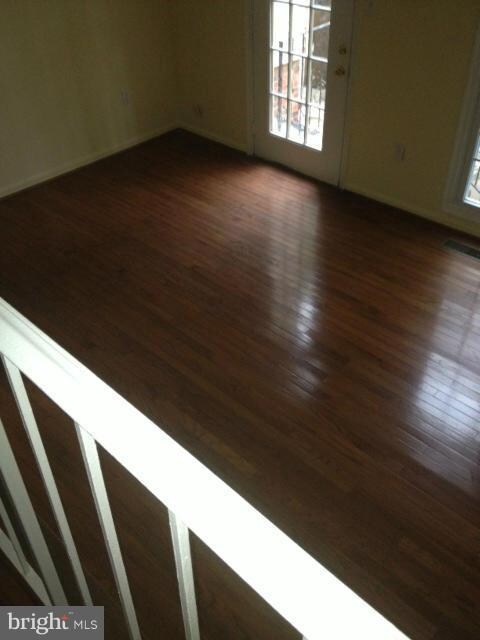 8136 Sleepy View Ln, Springfield, VA 22153 - photo 3