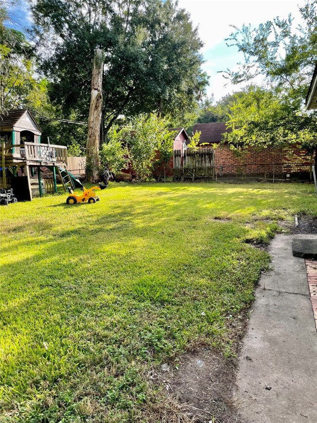 6933 Peyton St, Houston, TX 77028 - photo 3