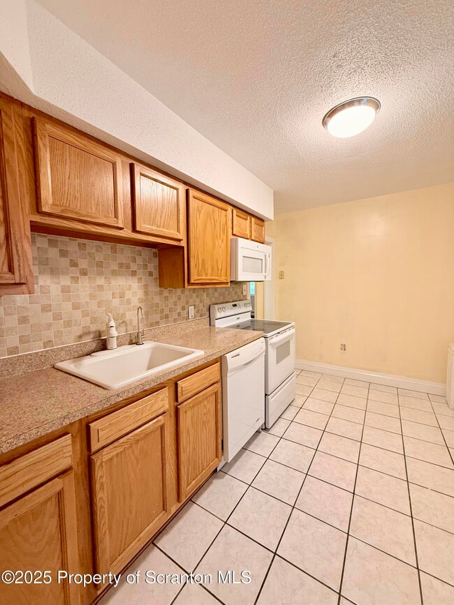 1304 Saint Ann St unit 2, Scranton, PA 18504 - photo 5