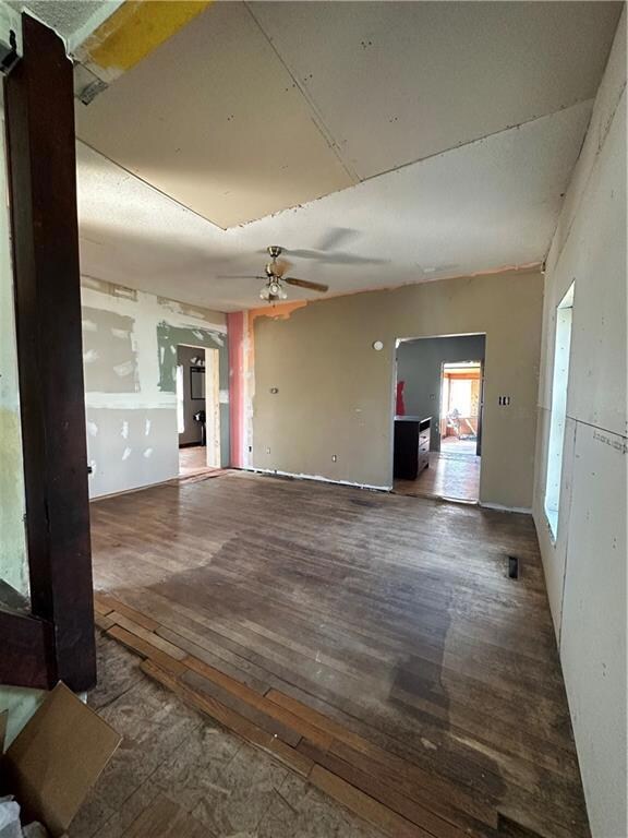 709 E 8th St N, Newton, IA 50208 - photo 6