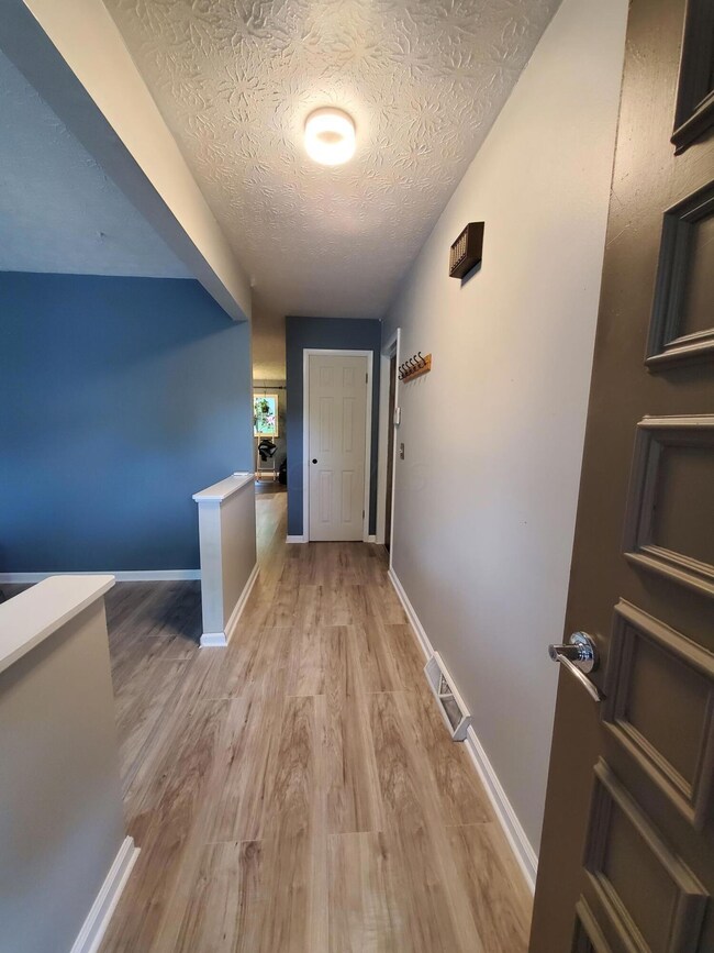 1723 Carrigallen Ln, Columbus, OH 43228 - photo 6