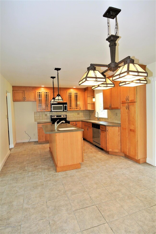 1030 Locust Ln, Stroudsburg, PA 18360 - photo 6