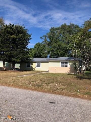 View of front facade featuring a front lawn