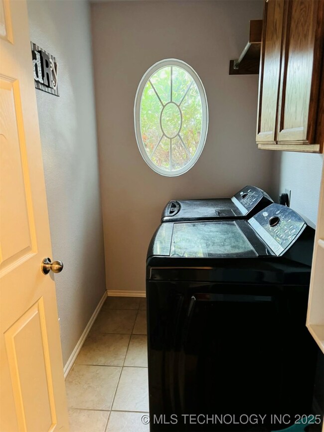 4008 Red Apple Cir, Moore, OK 73160 - photo 2