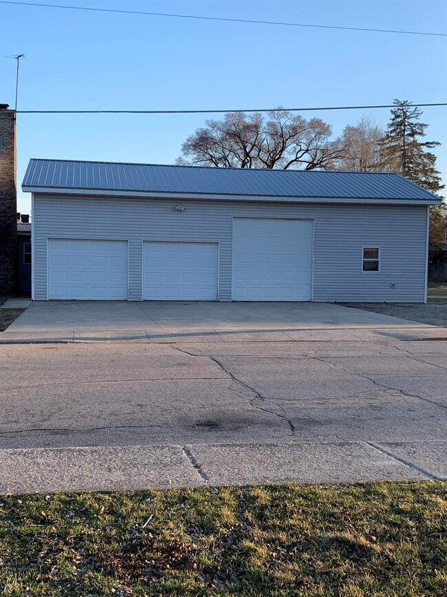 220 W Butcher St, Geneva, IN 46740 - photo 7