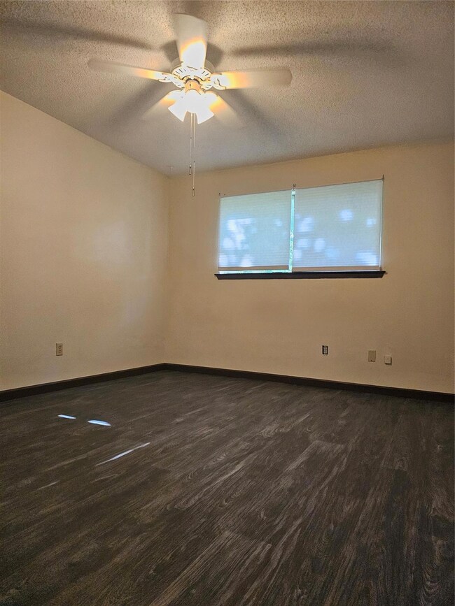 1105 N Taylor St, Gainesville, TX 76240 - photo 3