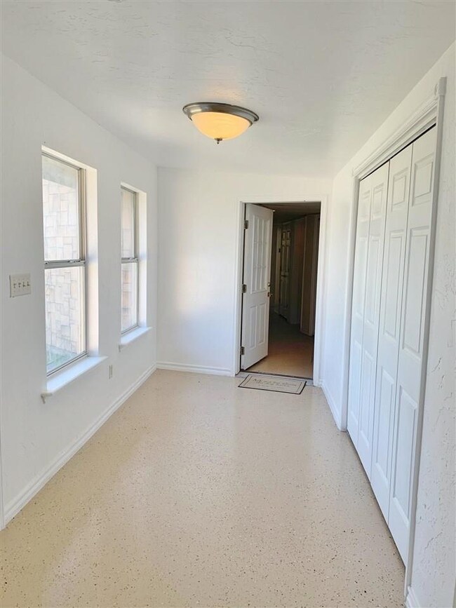 324 S Hilltop Rd, Apache, OK 73006 - photo 2