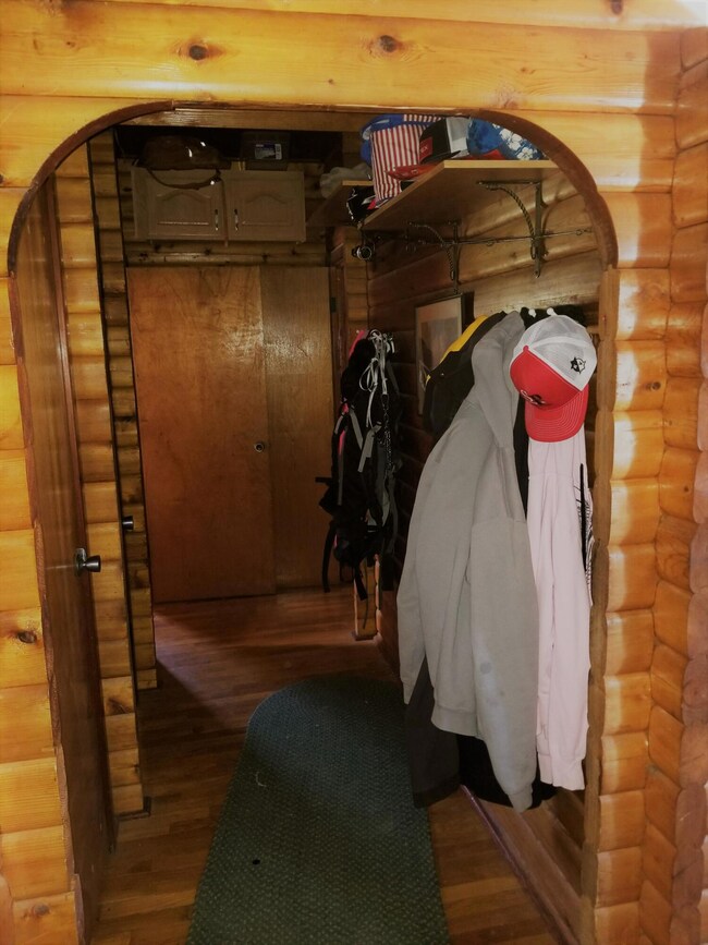351 Crestview-Hall