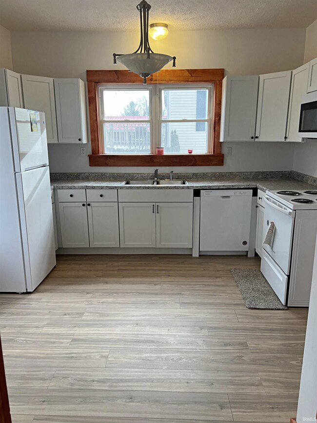 810 E Vincennes St, Linton, IN 47441 - photo 4