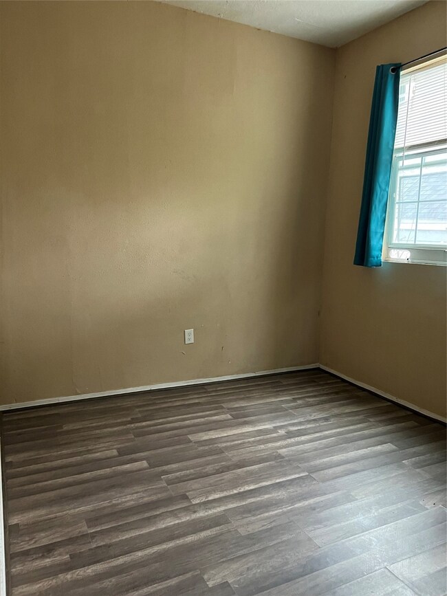 7136 Eastwood St, Houston, TX 77021 - photo 6