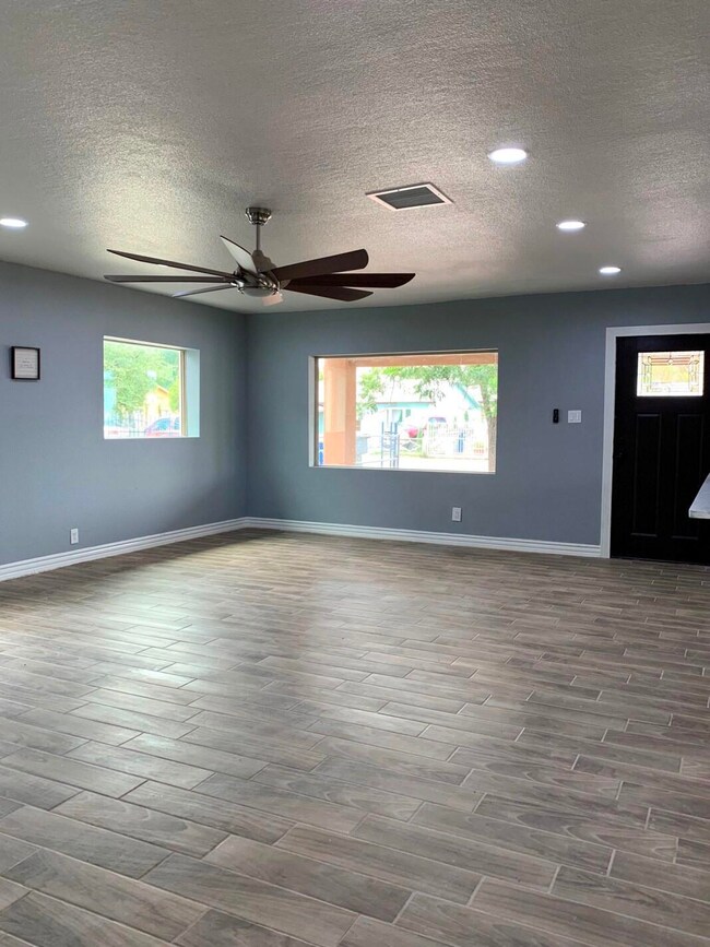 556 Carol St, El Paso, TX 79907 - photo 2