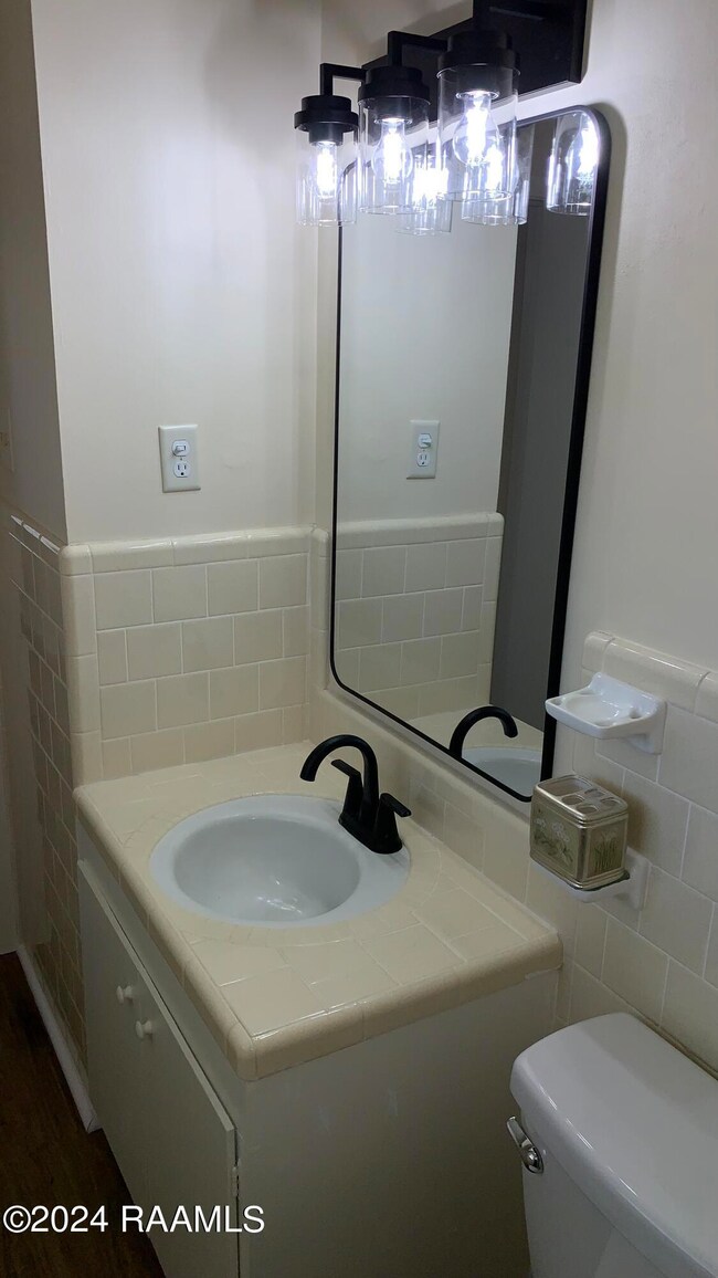 204LudovicLn_HallBathroom