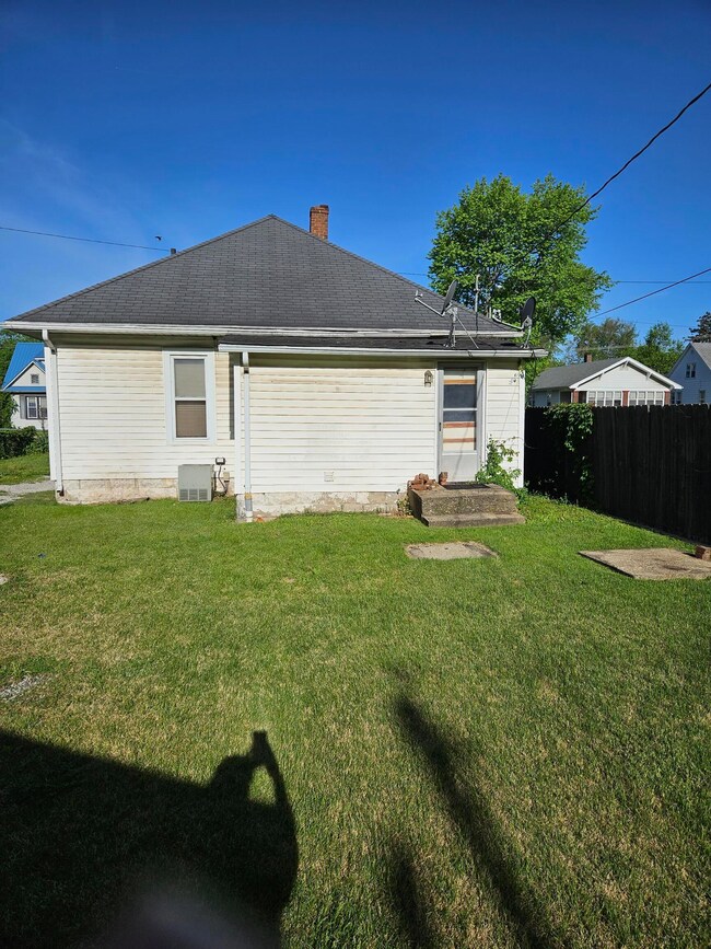 105 Blakely Ave, Terre Haute, IN 47803 - photo 2