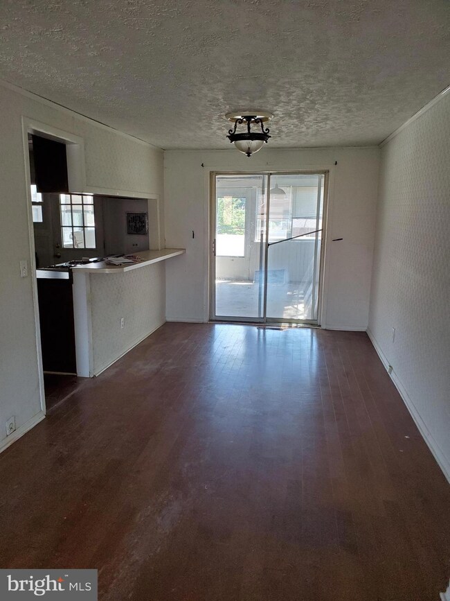 1032 Foxchase Ln, Essex, MD 21221 - photo 3