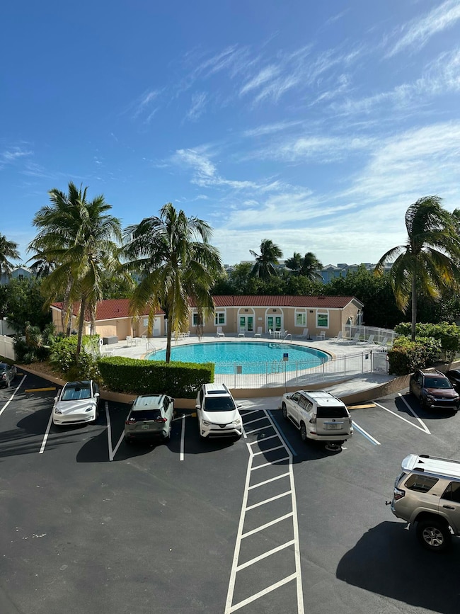 Pool/parking