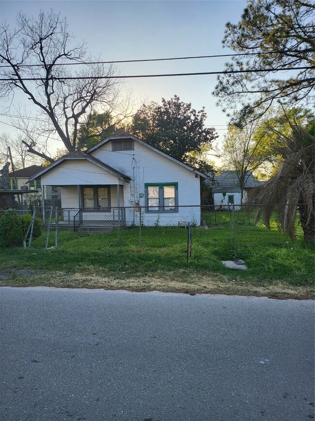 6815 Donlen St, Houston, TX 77022 - photo 3