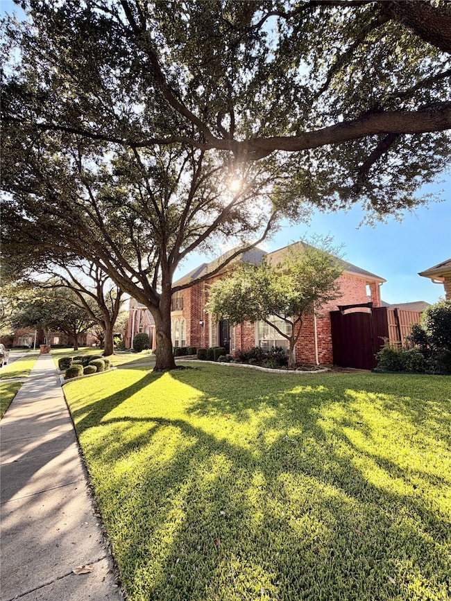 Live in an amazing neighborhood in a quaint updated transitional home waiting for you close to ND Tollway and shops just a minute from your home...