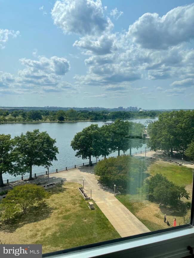 Riverside unit A612, Washington, DC 20024 - photo 2