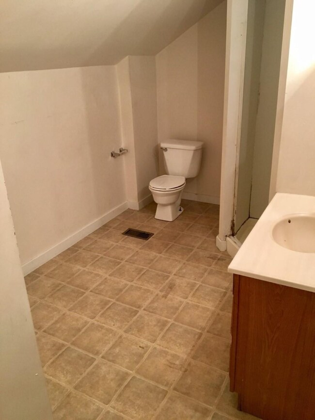 407 N Walnut St unit 409 N Walnut, Newton, KS 67114 - photo 3