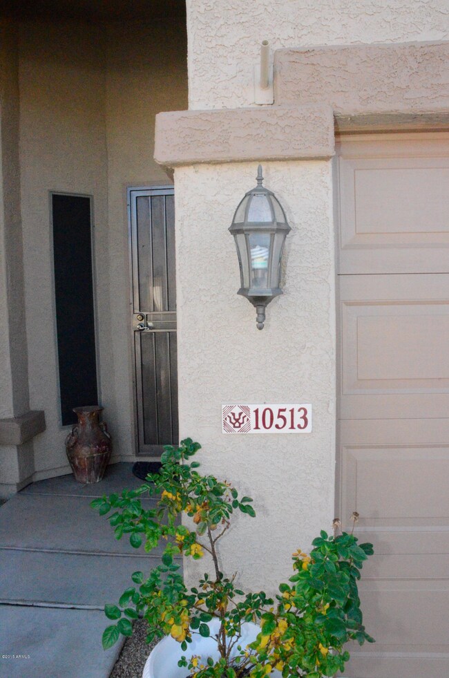 UPGRADED COACH LIGHTS 10513 E FORGE AVE
