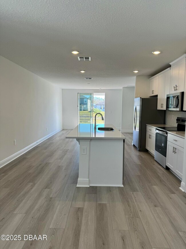 Dining Area & Kitchen
