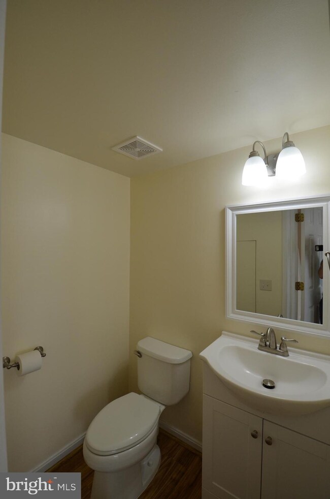 8208 Catbird Cir unit 201, Lorton, VA 22079 - photo 6