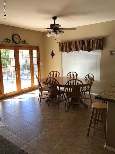 Menlo dining in kitchen