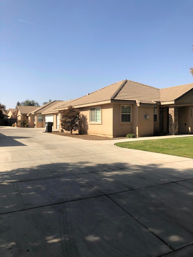 2301 N Vickie photo 2