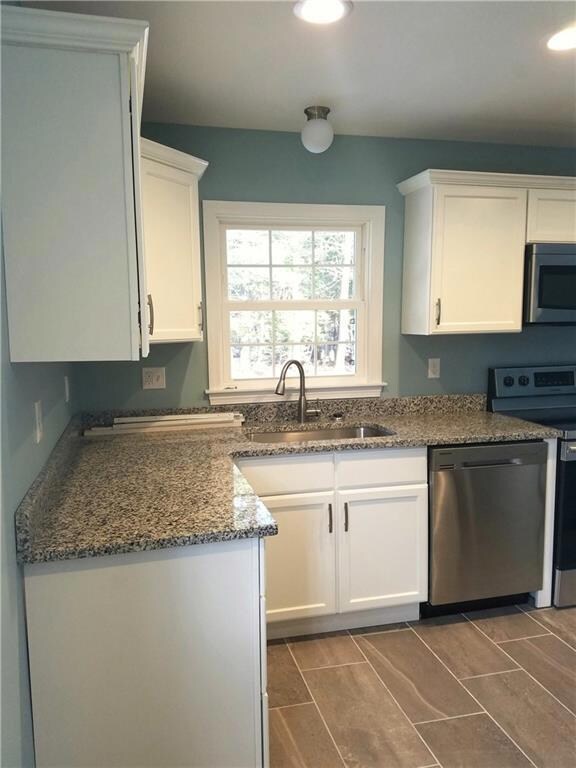 Beautiful kitchen with granite...