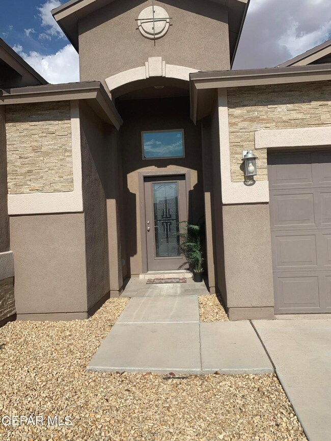 320 Canyon Vista Dr, Horizon City, TX 79928 - photo 3