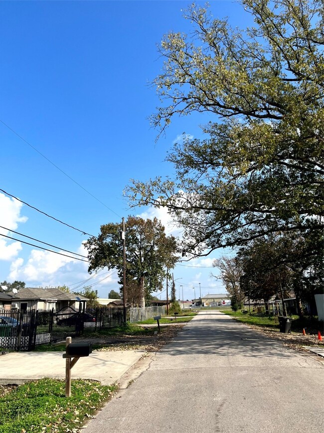 756 Fair St, Houston, TX 77088 - photo 7
