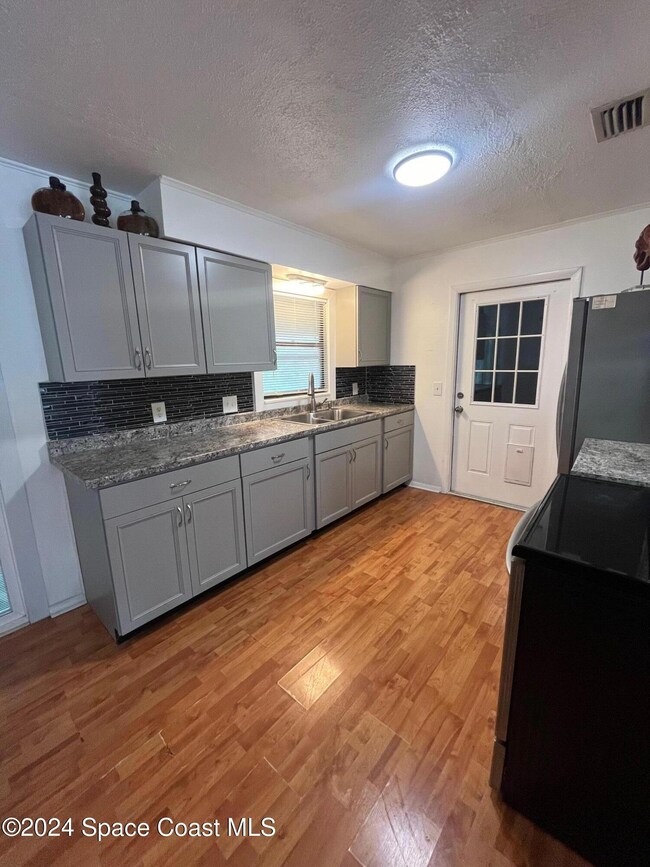 1707 Pine St, Melbourne, FL 32901 - photo 2